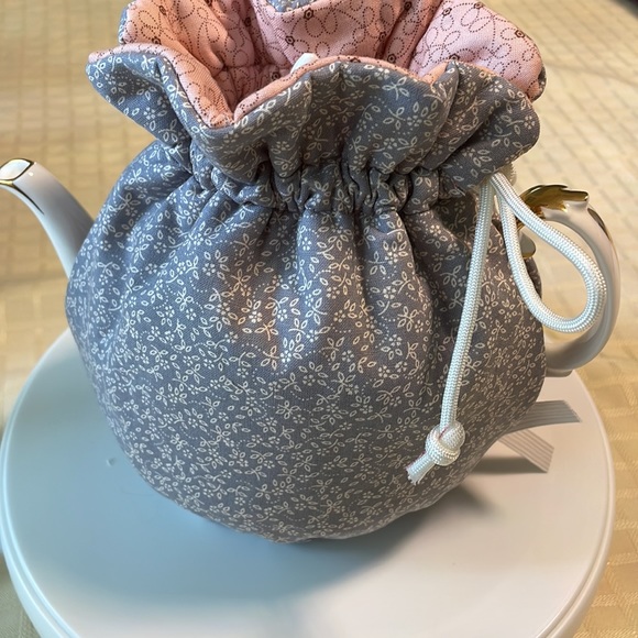 Handcrafted one of a kind tea Cosy . 100% quality cotton. Reversible medium size - Picture 5 of 5
